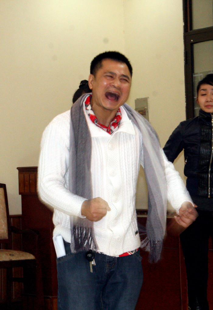 Kể ra, ngoài giọng hát chèo ngọt ngào, Tự Long còn ẩn chứa khả năng về....hú hét.