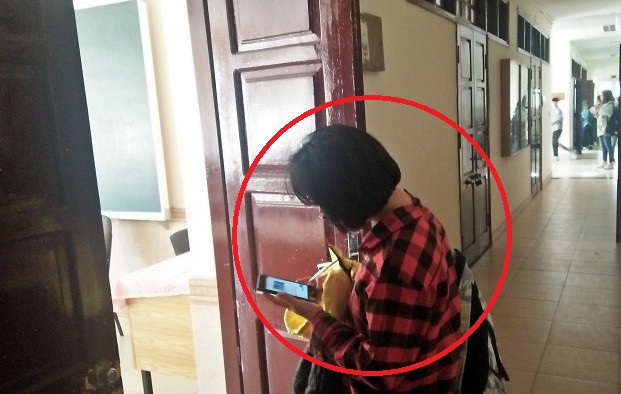 Với kim bài là tấm chứng minh thư nhân dân giả, phóng viên có thể qua mắt giám thị dễ dàng và vào phòng thi. (Ảnh: V.N) Với kim bài là tấm chứng minh thư nhân dân giả, phóng viên có thể qua mắt giám thị dễ dàng và vào phòng thi. (Ảnh: V.N)