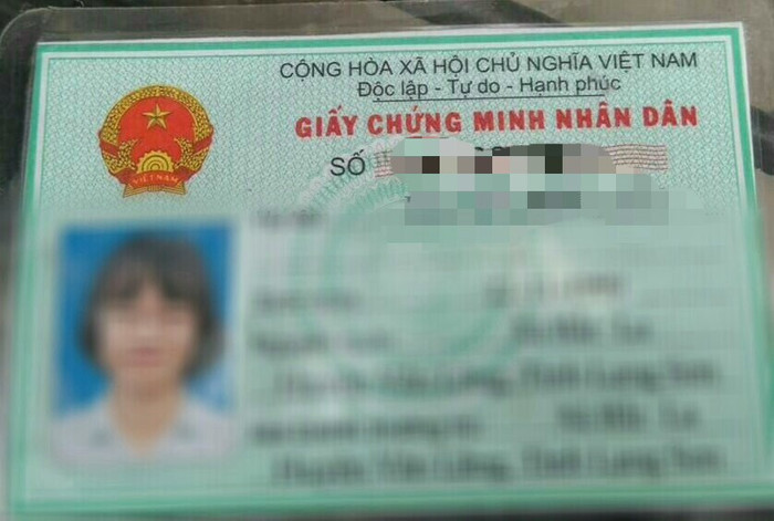 Chứng minh thư nhân dân giả có dấu đỏ và vân tay rất khó phát hiện bằng mắt thường. (Ảnh: V.N) Chứng minh thư nhân dân giả có dấu đỏ và vân tay rất khó phát hiện bằng mắt thường. (Ảnh: V.N)