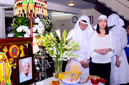 Các con của nhạc sĩ Phạm Duy bên linh cữu cha.