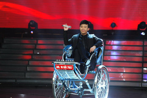 MC Trấn Thành vui nhộn trên sân khấu. MC Trấn Thành vui nhộn trên sân khấu.