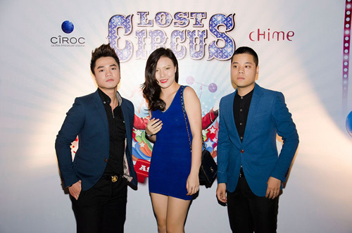 Các thí sinh The Voice mùa đầu tiên như Dương Trần Nghĩa, Nguyễn Khánh Phương Linh (đội Thu Minh) và Hồng Dương M4U (đội Hà Hồ) đã hội ngộ trong đêm tiệc Lost Cirus tại Hà Nội. Các thí sinh The Voice mùa đầu tiên như Dương Trần Nghĩa, Nguyễn Khánh Phương Linh (đội Thu Minh) và Hồng Dương M4U (đội Hà Hồ) đã hội ngộ trong đêm tiệc Lost Cirus tại Hà Nội.
