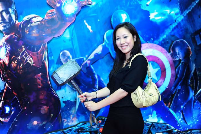 Ngô Phương Lan cũng hào hứng không kém với chiếc....búa.