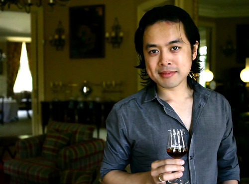 Tác giả ‘Xin hãy thứ tha’ Dương Khắc Linh đã kết thúc cuộc hôn nhân 6 năm trong hòa bình. Sau khi chia tay, anh và vợ coi nhau như bạn bè. "Tôi không muốn mang chuyện riêng tư của gia đình lên mặt báo để PR, nhưng để tránh những lời đặt điều hay những phán xét sai lệch, tôi quyết định chủ động chia sẻ những gì từ đáy lòng mình suy nghĩ trước khi chính thức ly hôn" - Dương Khắc Linh bày tỏ.