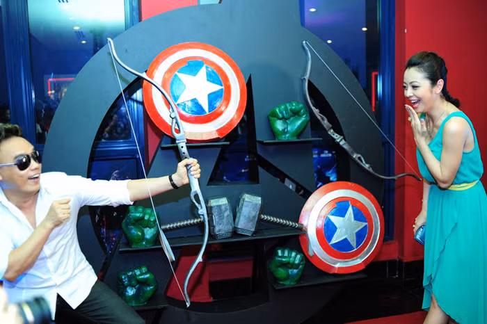 Jennjfer: Anh ơi, giả bộ thôi mà có phải làm như thật thế không?