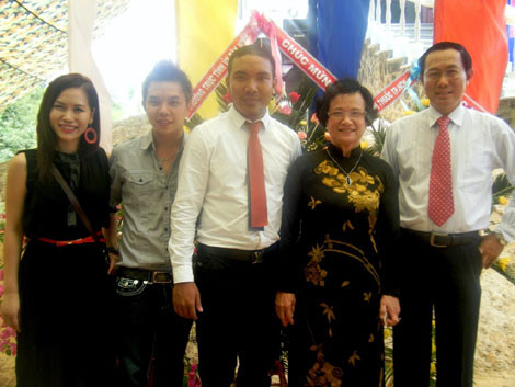 Ca sỹ Hồng Mơ, ca sỹ Thiên Đăng, Doanh nhân Chung Minh, Nguyên Bộ trưởng Y Tế Trần Thị Trung Chiến và Thứ trưởng Bộ Y Tế Cao Minh Quang cùng chụp hình lưu niệm tại nhà truyền thống Ban Dân Y.
