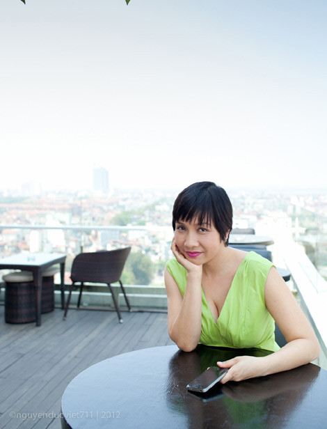 Diva Mỹ Linh chia sẻ về chuyện họa sỹ Thành Chương bất ngờ tiết lộ chuyện chị ăn cơm trước kẻng trong liveshow Và em sẽ hát: Nói thật, nếu biết trước kịch bản thì có lẽ, tôi cũng sẽ không ngăn cản anh Chương nói đến những chuyện tế nhị như việc 'ăn cơm trước kẻng' mà bạn nói. Có điều, quan trọng hơn là cách đề cập thế nào cho duyên dáng, hóm hỉnh. Chứ thực ra, đó cũng không phải chuyện gì quá bí mật cả, bởi vì cái này thuộc về quan điểm. Đại thi hào Nguyễn Du từng nói chữ Trinh kia cũng có ba bảy đường đấy thôi!