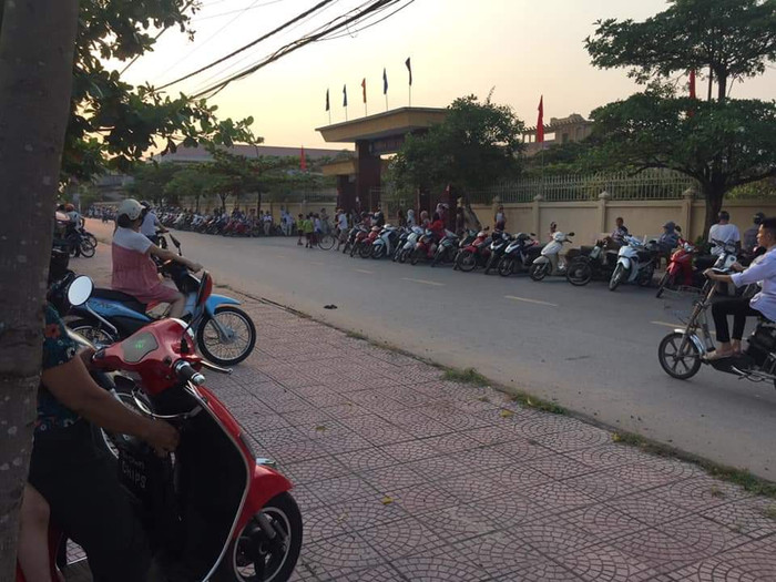 Hình ảnh phụ huynh trường tiểu học Nam Đào xếp hàng đón con (Ảnh:V.N)