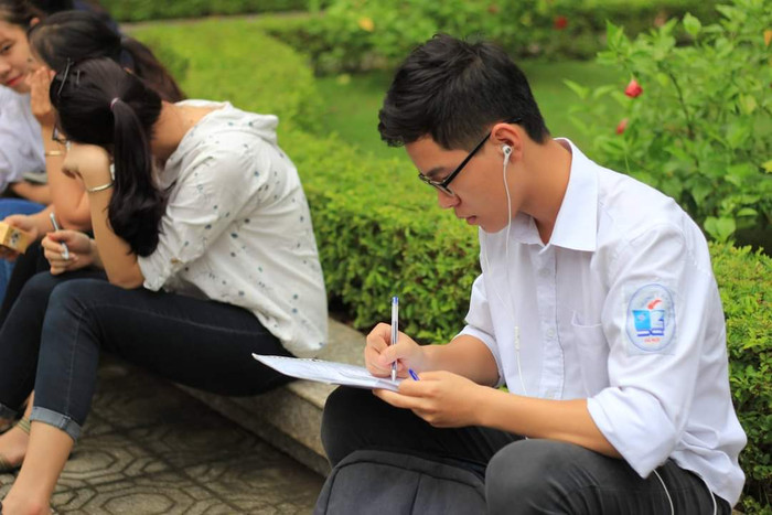 Thí sinh tranh thủ ôn tập kiến thức trước khi bước vào phòng thi (Ảnh:V.N) Thí sinh tranh thủ ôn tập kiến thức trước khi bước vào phòng thi (Ảnh:V.N)