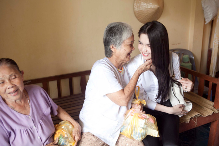 Một cử chỉ yêu thương mà một cụ bà dành cho Ngọc Trinh Một cử chỉ yêu thương mà một cụ bà dành cho Ngọc Trinh