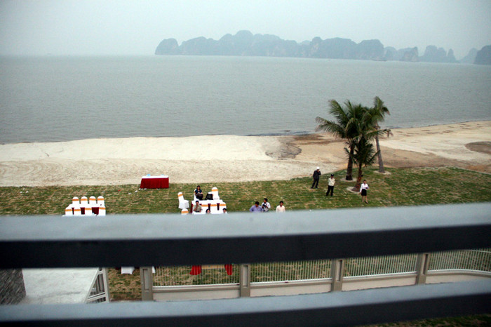 Trước mặt căn biệt thự nhìn thẳng ra biển và có bãi tắm nhân tạo riêng,