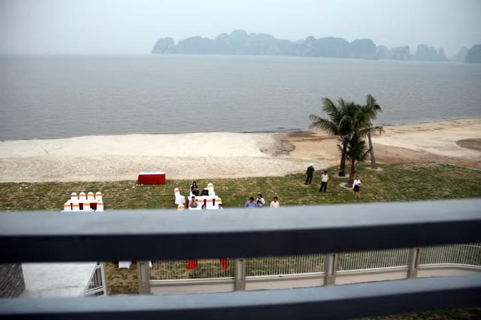 Trước mặt căn biệt thự nhìn thẳng ra biển và có bãi tắm nhân tạo riêng,