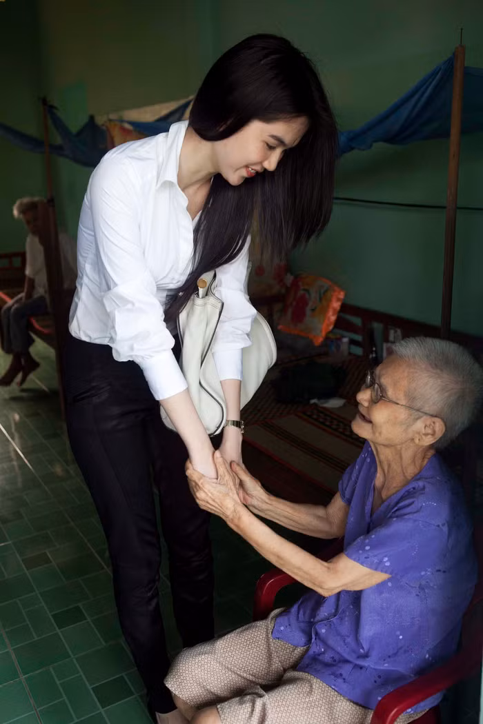 Cô ân cần hỏi thăm các cụ già