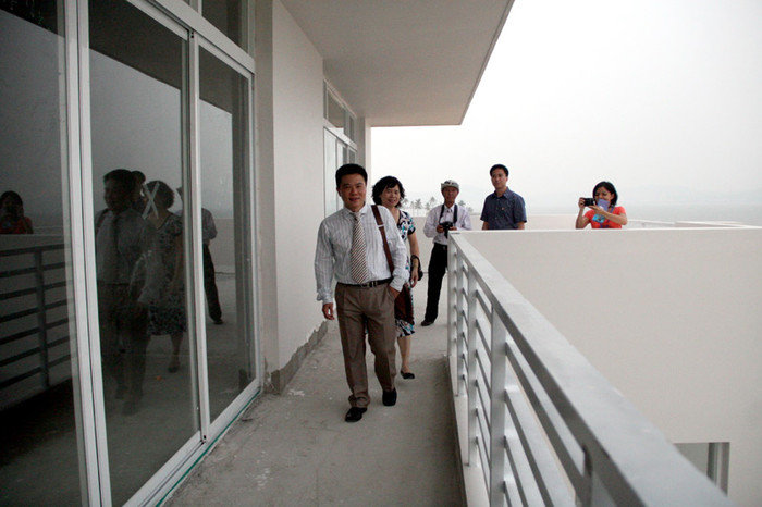 GS Châu thăm thú món quà mà ông Đào Hồng Tuyển tặng Viện nghiên cứu cao cấp về toán.