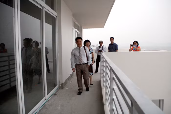 GS Châu thăm thú món quà mà ông Đào Hồng Tuyển tặng Viện nghiên cứu cao cấp về toán.