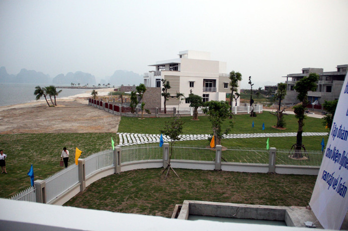 Từ biệt thự nhìn sang phải.