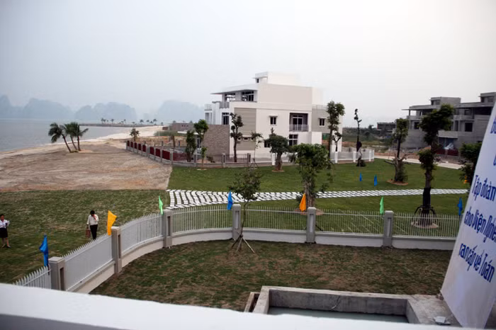 Từ biệt thự nhìn sang phải.