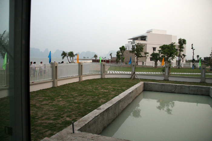 Phía trước cổng vào biệt thự có bể bơi (đang thi công chưa hoàn thiện).