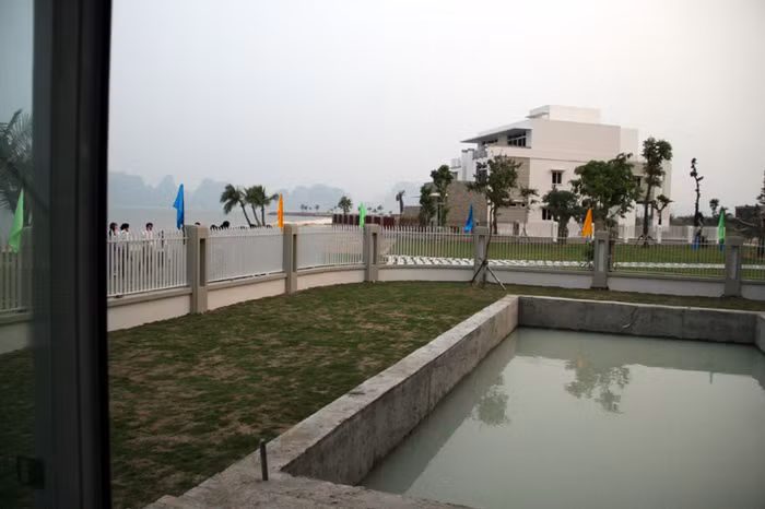 Phía trước cổng vào biệt thự có bể bơi (đang thi công chưa hoàn thiện).