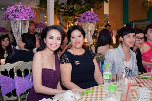 Trước đây, Diễm Hương từng tâm sự rằng, mẹ là người tuyệt vời nhất! Trước đây, Diễm Hương từng tâm sự rằng, mẹ là người tuyệt vời nhất!