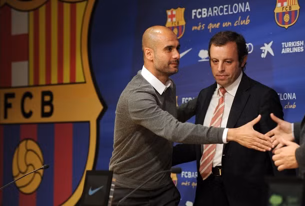 HLV Guardiola và chủ tịch Sandro Rosell bắt đầu buổi họp báo