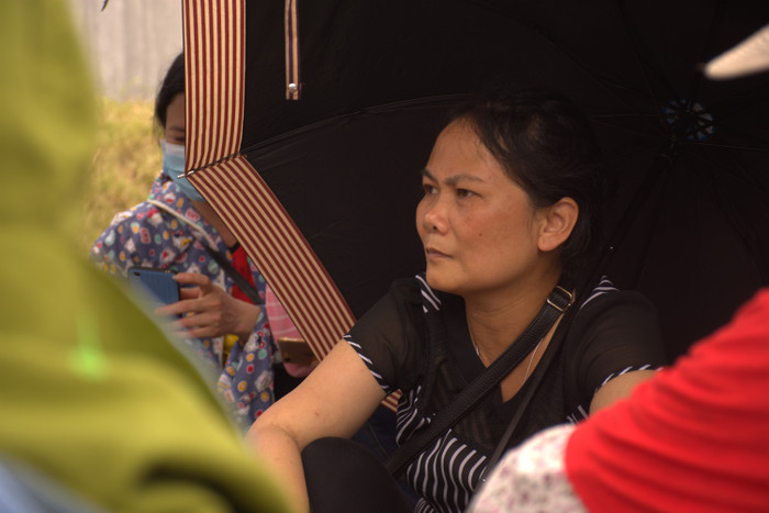 Trời nắng gắt khiến các cô phải dùng ô để che (Ảnh: Đức Minh)