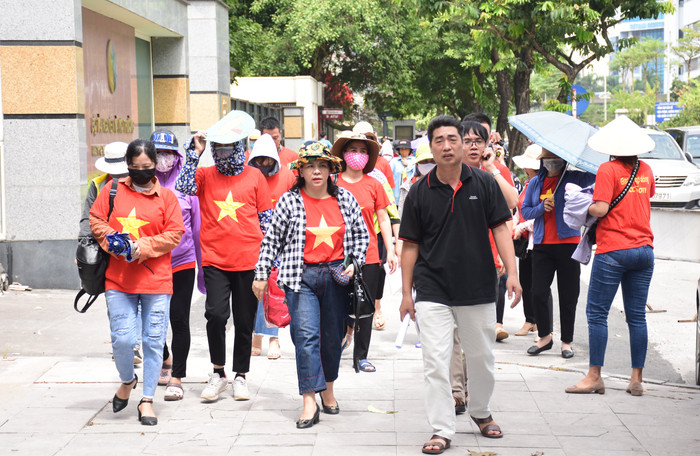 Bất chấp trời nắng gắt, thầy cô giáo vẫn quyết tâm đi tìm câu trả lời cho tương lai của mình (Ảnh: Đức Minh)