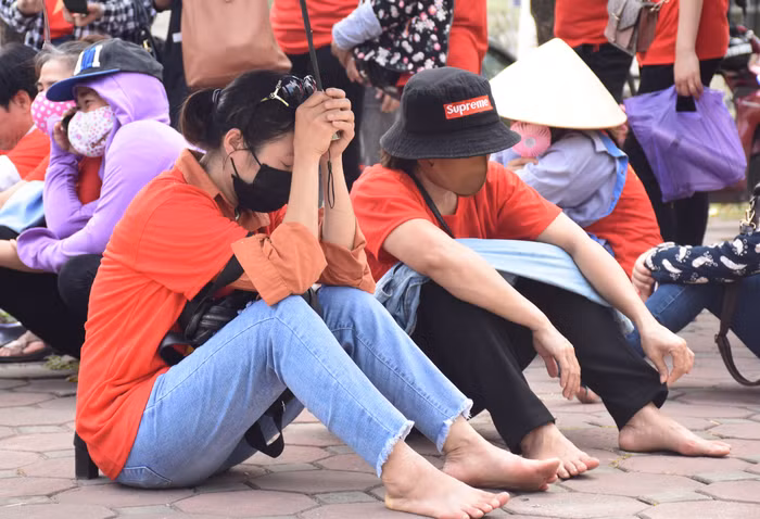 Dù có ô che nhưng cái nắng gắt của thủ đô vẫn khiến các cô cảm thấy mệt mỏi (Ảnh: Đức Minh)