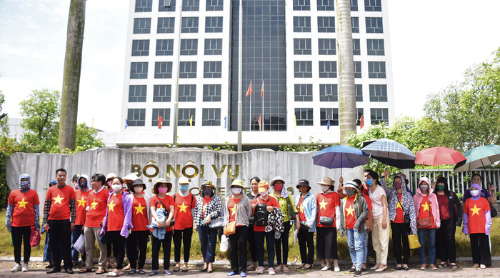 Giáo viên hợp đồng Hà Nội tập trung trước Bộ Nội vụ sáng ngày 10/6/2020 (Ảnh: Đức Minh)