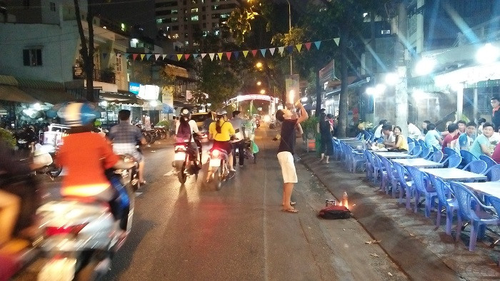 Cậu bé Thuận chuẩn bị biểu diễn màn thổi lửa (Ảnh: Vũ Ninh) Cậu bé Thuận chuẩn bị biểu diễn màn thổi lửa (Ảnh: Vũ Ninh)