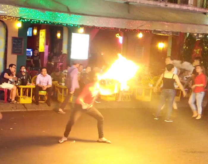 Màn phun lửa của những đứa trẻ không được đi học trên phố Tây Bùi Viện (Ảnh: Vũ Ninh) Màn phun lửa của những đứa trẻ không được đi học trên phố Tây Bùi Viện (Ảnh: Vũ Ninh)