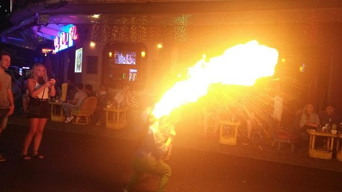 Chị Sáu biểu diễn trên phố Tây Bùi Viện (Ảnh: Vũ Ninh) Chị Sáu biểu diễn trên phố Tây Bùi Viện (Ảnh: Vũ Ninh)