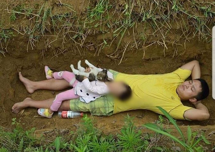 Bức ảnh cha và con gái nằm trong huyệt mộ gây xôn xao những ngày qua (Ảnh: internet) Bức ảnh cha và con gái nằm trong huyệt mộ gây xôn xao những ngày qua (Ảnh: internet)