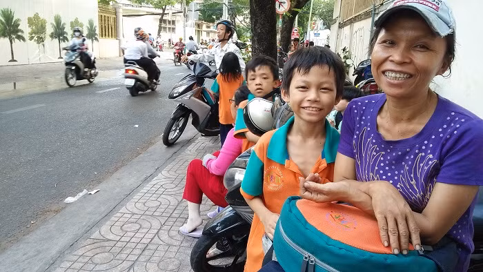 Dù vất vả đến đâu tấm lòng người mẹ luôn cố gắng cho con được đi học (Ảnh: Vũ Ninh)