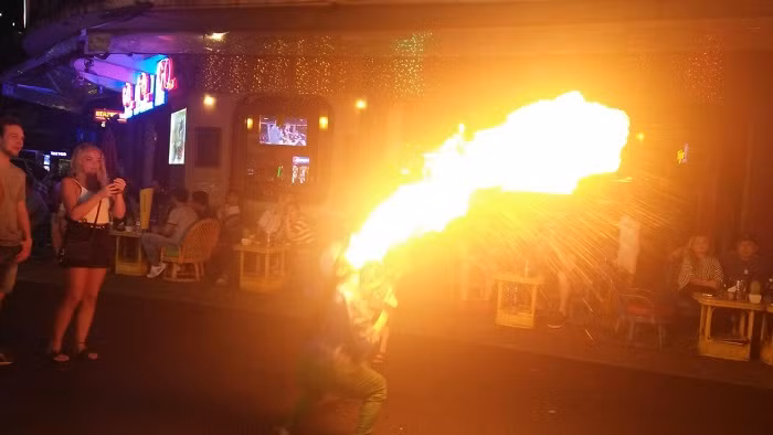 Chị Sáu biểu diễn trên phố Tây Bùi Viện (Ảnh: Vũ Ninh)