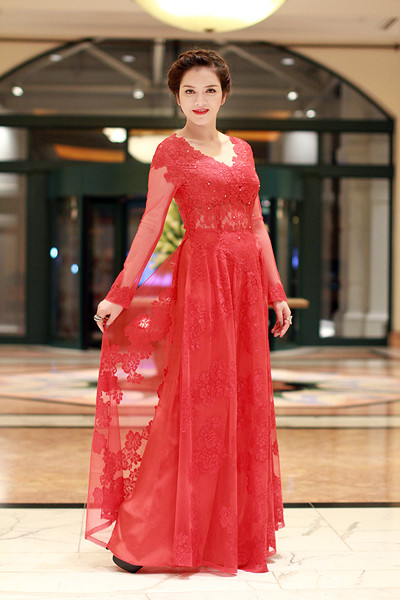 Sau khi tham gia buổi chiếu phim khai mạc, nàng kiều nữ tiếp tục thay áo dài ren đỏ để tới dự buổi tiệc chào đón các nghệ sĩ của ban tổ chức.