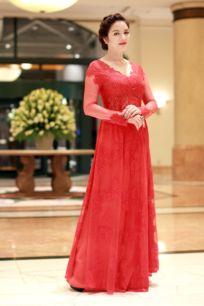 Để có nhiều trang phục biến hóa tại các hoạt động trong suốt 4 ngày diễn ra Liên hoan phim, Lý Nhã Kỳ đã sắm rất nhiều bộ đồ mới. Cô thuê một chuyên gia trang điểm riêng để chăm sóc sắc đẹp cho mình.