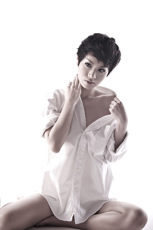 Cũng chính những trải nghiệm đó giúp cho giọng hát của cô thêm dày dặn về cảm xúc.