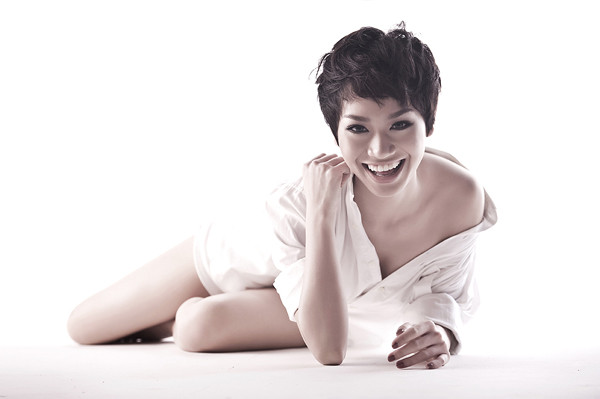 Phong cách sexy và mái tóc ngắn cá tính là hình ảnh quen thuộc của Trà My Idol trong nhiều năm qua. Trong bộ ảnh mới được thực hiện bởi stylist Quang Tuyến và chuyên gia trang điểm Phương V, cựu thành viên nhóm Thiên Thần tiếp tục hướng đến style này.