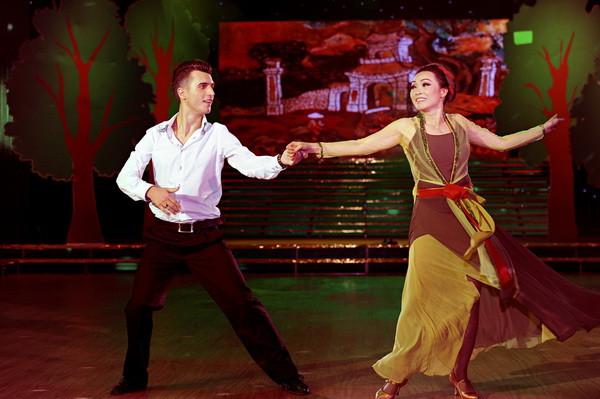 Phản hồi về phát ngôn của nữ ca sĩ cá tính này, đại diện truyền thông của cuộc thi Bước nhảy hoàn vũ tỏ ra khá bất ngờ. Họ nói: “Phương Thanh có quyền phát ngôn những gì cô ấy nghĩ, nhưng nếu nữ ca sĩ cho rằng cô biết trước kết quả một tuần thì chúng tôi cũng không hiểu cơ sở nào để Phương Thanh đinh ninh như thế. Giả dụ nếu đã biết như thế thì tại sao cô ấy không chọn cách dừng lại mà vẫn thi và thể hiện sự hy vọng, kêu gọi khán giả bình chọn trên truyền hình trong liveshow thứ 9. có lẽ cá nhân Phương Thanh và các fan của cô ấy quá nhạy cảm. Trong bất cứ cuộc chơi nào cũng có thể xảy ra việc mình nhiều hay kém may mắn hơn đối thủ một chút, nhưng điều đó không nói lên rằng chúng ta dở hơn người khác. (Theo Zing) Phản hồi về phát ngôn của nữ ca sĩ cá tính này, đại diện truyền thông của cuộc thi Bước nhảy hoàn vũ tỏ ra khá bất ngờ. Họ nói: “Phương Thanh có quyền phát ngôn những gì cô ấy nghĩ, nhưng nếu nữ ca sĩ cho rằng cô biết trước kết quả một tuần thì chúng tôi cũng không hiểu cơ sở nào để Phương Thanh đinh ninh như thế. Giả dụ nếu đã biết như thế thì tại sao cô ấy không chọn cách dừng lại mà vẫn thi và thể hiện sự hy vọng, kêu gọi khán giả bình chọn trên truyền hình trong liveshow thứ 9. có lẽ cá nhân Phương Thanh và các fan của cô ấy quá nhạy cảm. Trong bất cứ cuộc chơi nào cũng có thể xảy ra việc mình nhiều hay kém may mắn hơn đối thủ một chút, nhưng điều đó không nói lên rằng chúng ta dở hơn người khác. (Theo Zing)