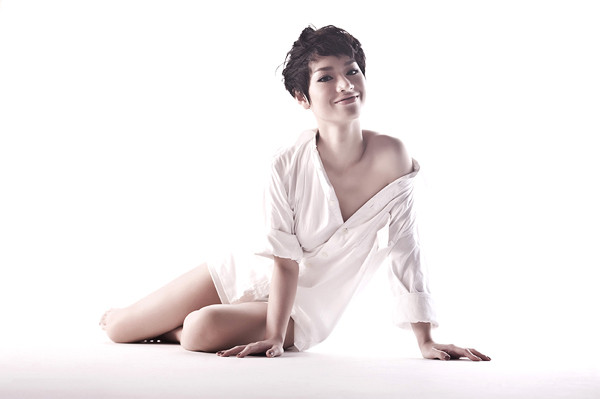 Chỉ diện duy nhất chiếc áo sơ mi rộng của nam giới, top 5 Vietnam Idol 2007 khoe được nét đẹp tươi trẻ.