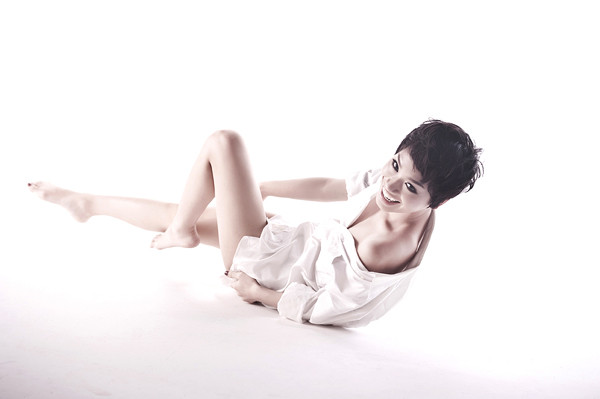 Mốt "không quần" mà Trà My khai thác trong bộ hình này cũng là trào lưu đang được rất nhiều người đẹp Hollywood cũng như Hàn Quốc yêu thích.