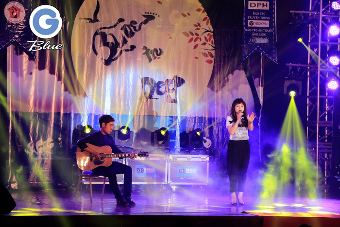 Ca sĩ "Chuồn chuồn ớt" Ngọc Khuê đã đem đến những bài hát thật nhẹ nhàng, đáng yêu như chính vẻ ngoài của chị vậy.