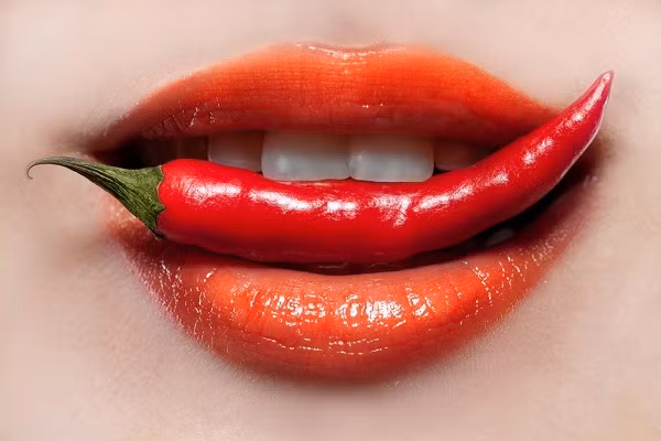 Nhiều người trị các triệu chứng xoang bằng cách ăn thực phẩm nhiều gia vị cay. (Nguồn ảnh: Internet) Nhiều người trị các triệu chứng xoang bằng cách ăn thực phẩm nhiều gia vị cay. (Nguồn ảnh: Internet)