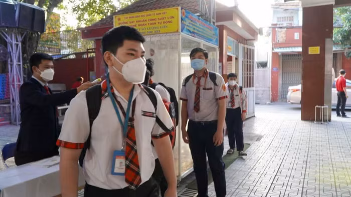 Học sinh lớp 12 Trường Nam Việt trong ngày đầu trở lại trường học trực tiếp (ảnh: P.L)