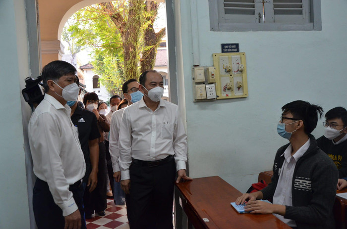 Lãnh đạo ngành giáo dục, y tế Thành phố Hồ Chí Minh thị sát các phòng học trực tiếp ở trường Lý Phong (ảnh: CTV)