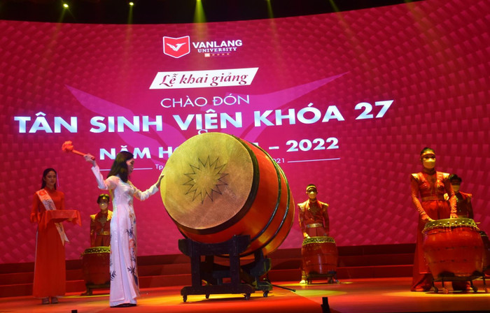 Cô Trần Thị Mỹ Diệu - Hiệu trưởng VLU đánh trống khai giảng năm học mới (ảnh: VLU) Cô Trần Thị Mỹ Diệu - Hiệu trưởng VLU đánh trống khai giảng năm học mới (ảnh: VLU)