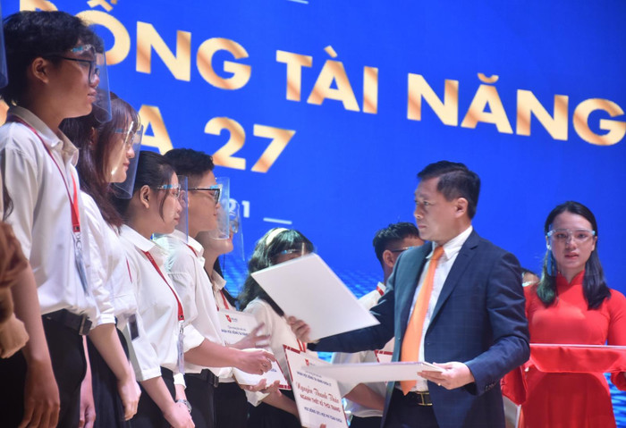 Tiến sĩ Nguyễn Cao Trí - Chủ tịch Hội đồng trường VLU trao tặng học bổng tài năng cho tân sinh viên (ảnh: VLU) Tiến sĩ Nguyễn Cao Trí - Chủ tịch Hội đồng trường VLU trao tặng học bổng tài năng cho tân sinh viên (ảnh: VLU)