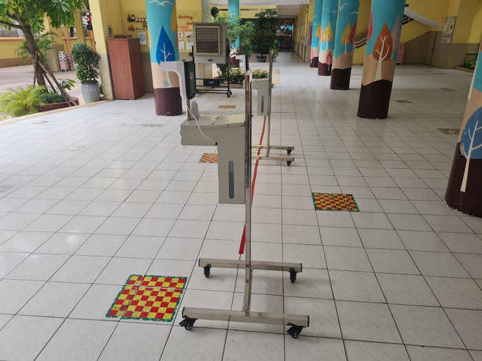 2 máy rửa tay sát khuẩn, đo nhiệt độ của trường được đặt ngay trên sân trường (ảnh: P.L) 2 máy rửa tay sát khuẩn, đo nhiệt độ của trường được đặt ngay trên sân trường (ảnh: P.L)