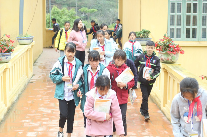 Vùng cao thiếu môi trường để giao tiếp và rèn luyện tiếng Anh cho nên chứng chỉ ngoại ngữ liệu có cần thiết (Ảnh:V.N)